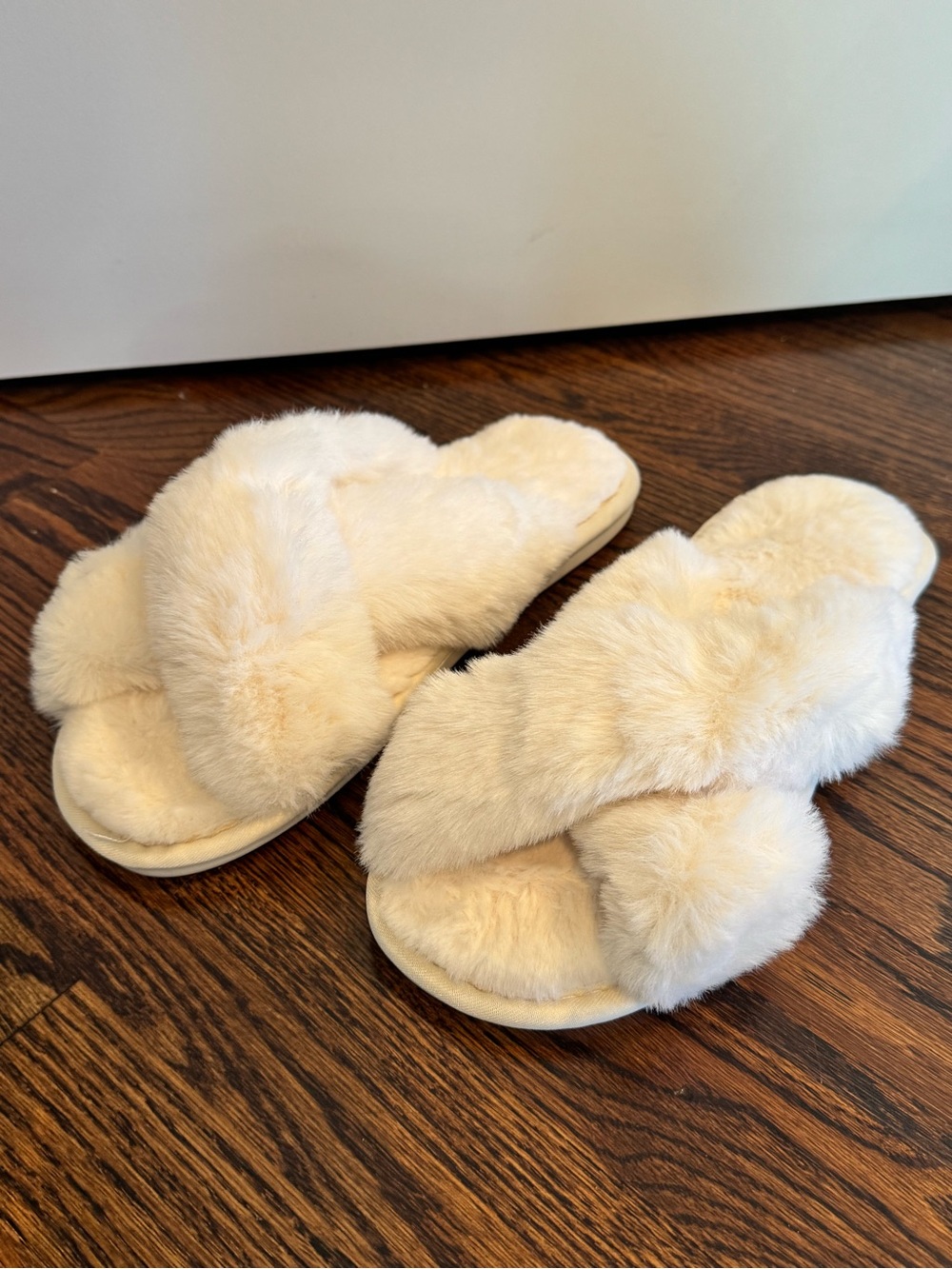 Women’s Plush Cream Crisscross Faux-Fur Women's Slippers size 9